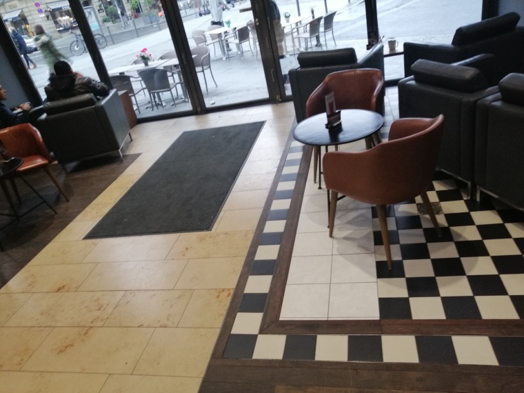 Kaffee, Kakao und Milch. Frankfurt am Main, Kaiserstraße, stark frequentiertes...