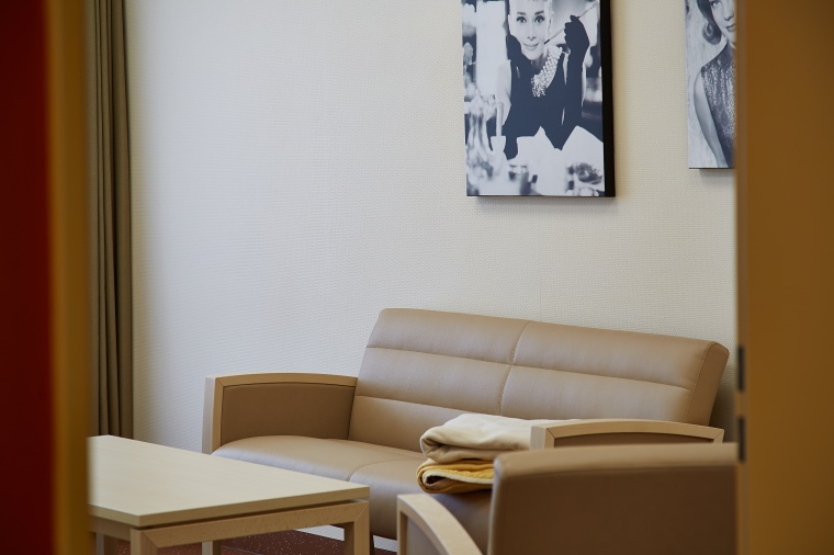 Ein Sofa mit gemütlichem Plaid und dazu die Stars für einen gemeinsamen...