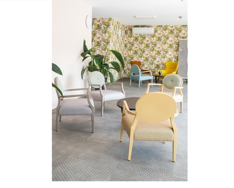 Als Kontrast zu den zurückhaltend gestalteten Bodenbelägen bringen...