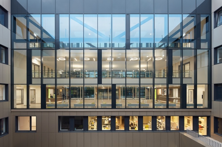 Auf die warmen Töne des Natursteins und der Keramikplatten der angrenzenden...