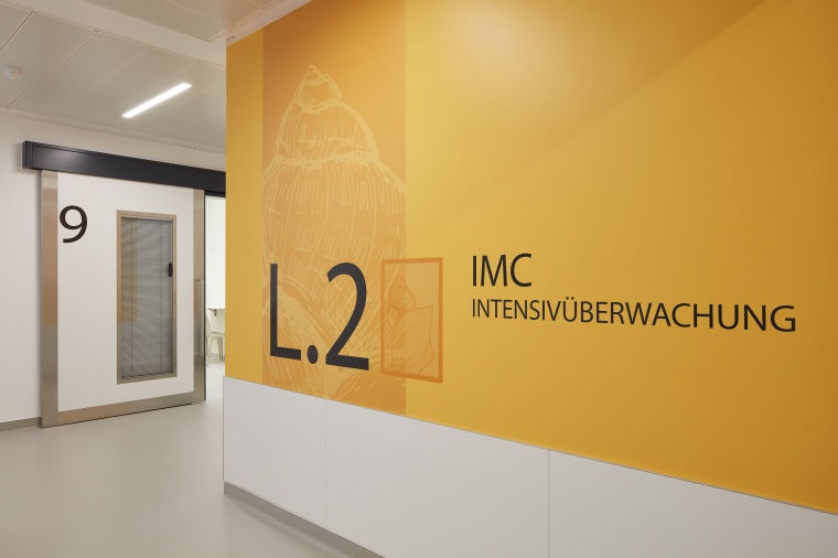 Wandbereiche beim Aufzug, am Stützpunkt und Stationszugang, aber auch in...