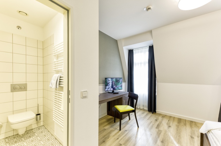 14 Zimmer wurden als Doppelzimmer eingerichtet, zwölf Zimmer können über ein...