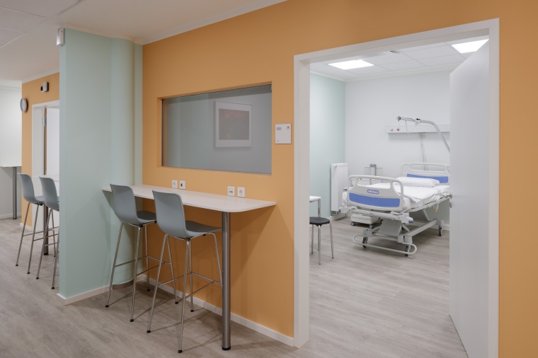 Ein helles Orange (3D Amber 105) setzt Akzente im Flur des EG und dient der...