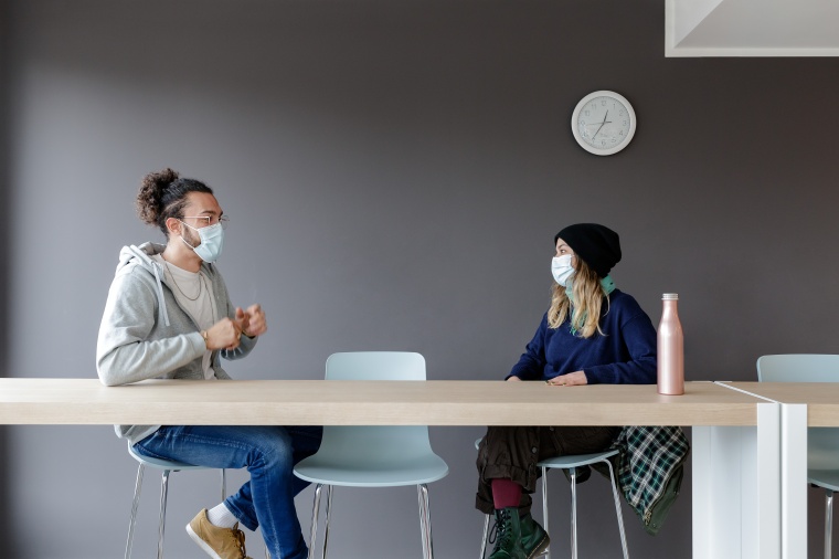 Die Lounge im ersten Stock ist Begegnungsort und Pausenraum. Hohe Stühle mit...