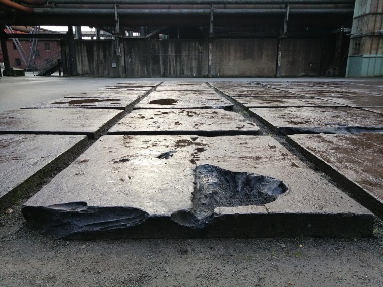 Spuren in Metallplatten, deren Oberflächen durch starke Hitze der Brennöfen...