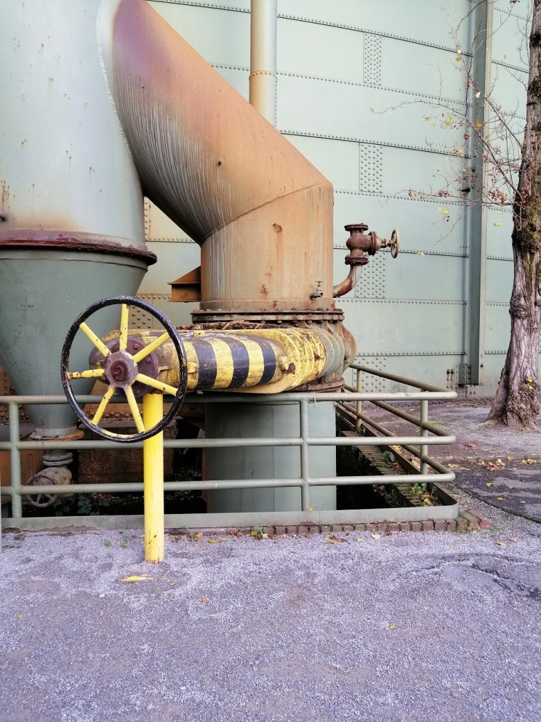 Hand-Drehventil mit signalhaften Farben, die in Kombination von Gelb und...