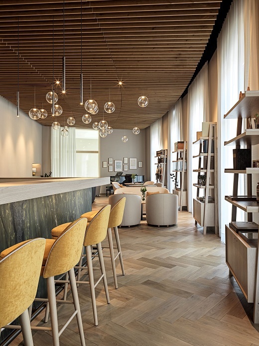 Bar und Lobby wirken einladend auf Patienten und Besucher. Bild: Waldkliniken,...