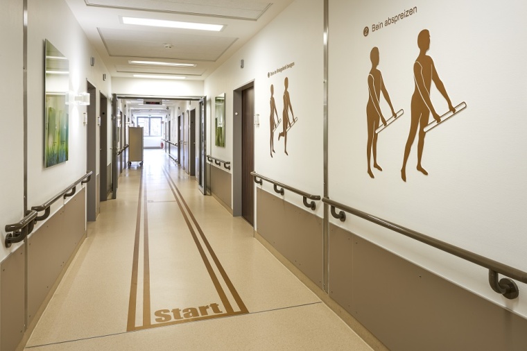 Im Flur lassen sich mit und ohne Physiotherapeuten Trainingseinheiten...