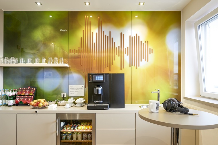 Die künstlerische Wandgestaltung über dem Buffet verbindet unscharfe...