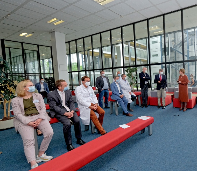 Besuch an der UMG: Medizinbi-bliothek (v.l.): Prof. Christine von Arnim...