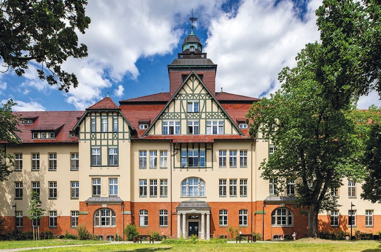 Die Südseite der ehemaligen Männerheilstätte, heute Neurologische...