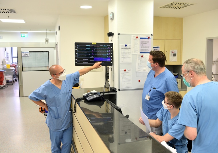 Teambesprechung am zentralen Stationsstützpunkt. Bildnachweis: M. Kalwey,...