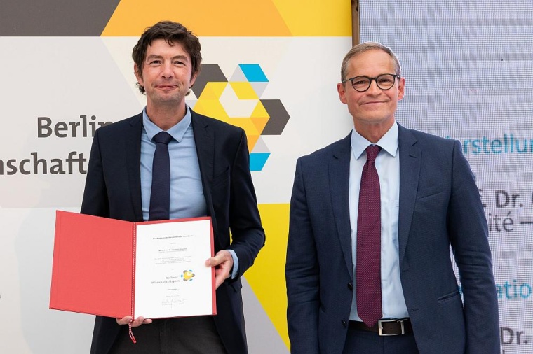Prof. Dr. Christian Drosten (l.) erhält den Berliner Wissenschaftspreis 2020...