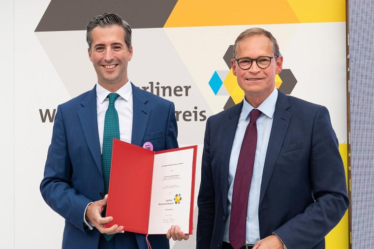 Privatdozent Dr. Anton Henssen (l.) erhält den Nachwuchspreis 2020 des...