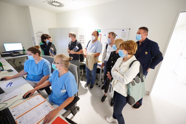 (v.l.hintere Reihe) Carmen Uscatu (Stiftung “Give Life“), Prof. Ehrenfried...