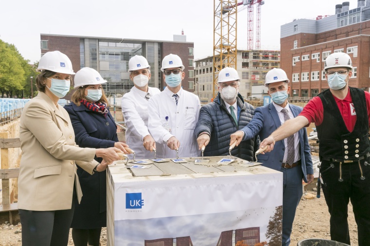 Grundstein für weitere erfolgreiche Forschung des UKE gelegt: v.l. Prof. Dr....