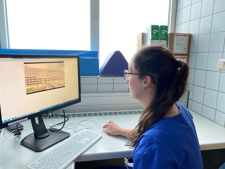 Julia Kirklies informiert sich beim „digitalen Onboarding“ über das...