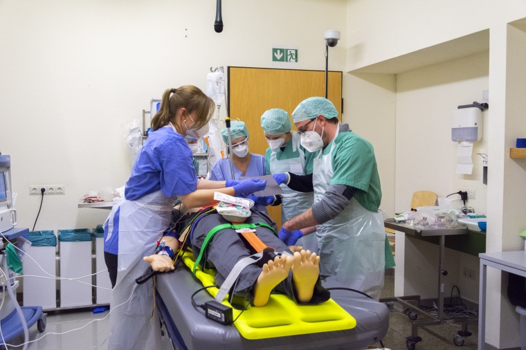 Teilnehmer des Anästhesie-Repetitoriums trainieren an einer Puppe im...