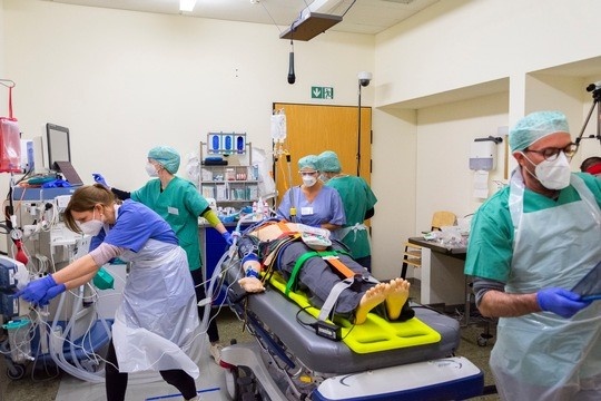 Teilnehmer des Anästhesie-Repetitoriums trainieren an einer Puppe im...