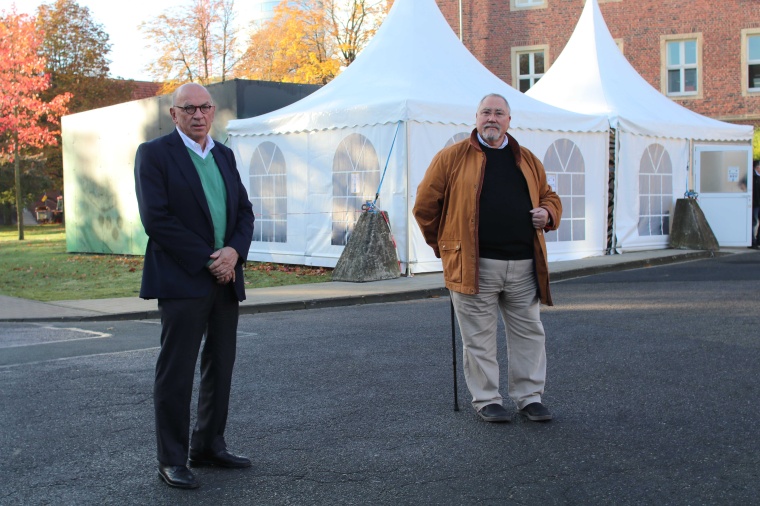 Prof. Hugo Van Aken und Dr. Peter Czeschinski vor dem neuen Impfzentrum, wo...