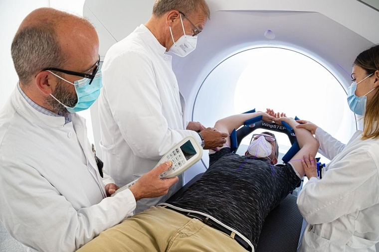 Professor Dr. Christian Rübe demonstriert die Patienteneinstellung an einem...