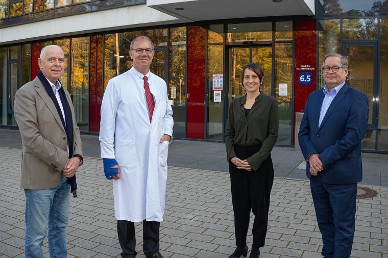 v.l.n.r. Professor Dr. Michael Menger, Dekan der Medizinischen Fakultät der...