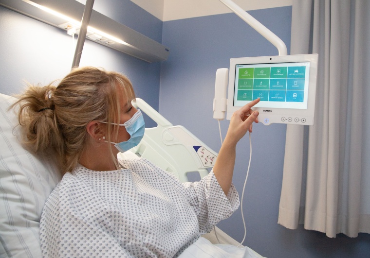 Cliniserve CARE: Patientin nutzt Cliniserve im Patientenbett Foto: UKSH