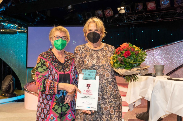 Ulrike Wellkamp (r.) mit der Bundestagsabgeordneten Kordula Schulz-Asche, die...