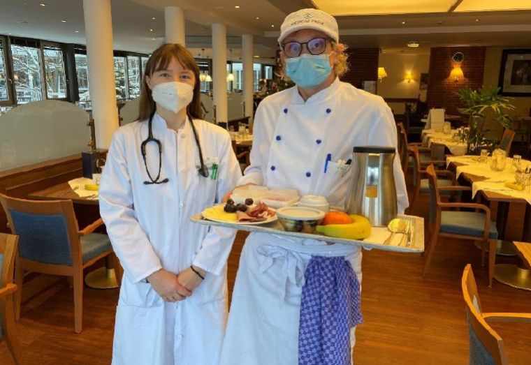 Klimamanagerin Dr. Lena Zerbe und eine Mitarbeiterin aus dem Serviceteam der...