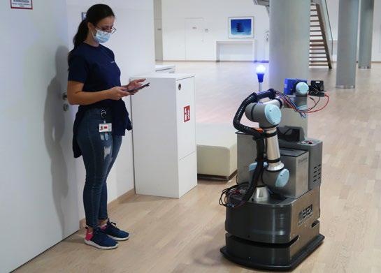Während der Praxistests konnten Reinigungskräfte den Roboter über ein Tablet...