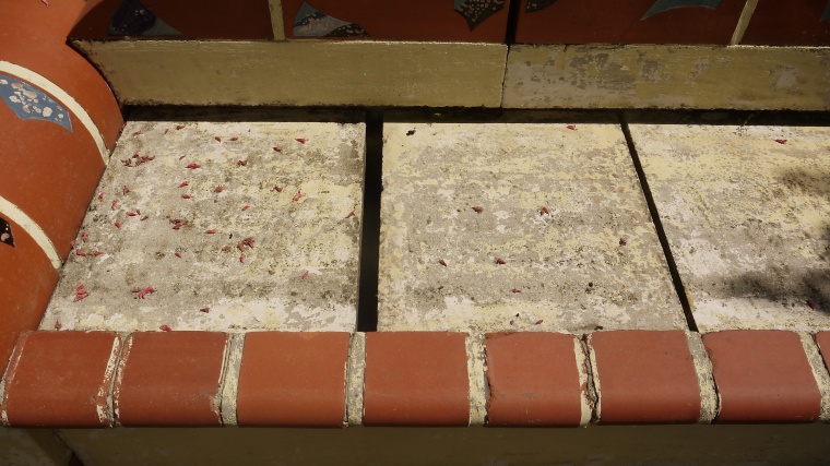 Mangelhafte Oberfläche, Spalten und Risse machen die Bank zur Gefahr für...