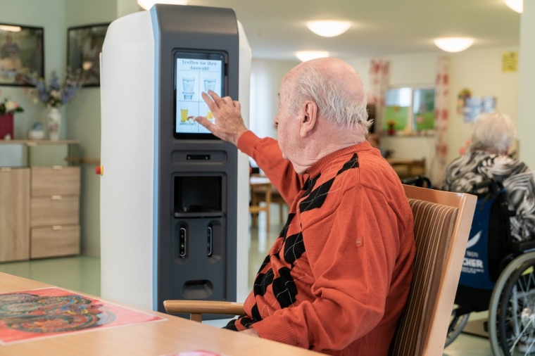 Der robotische ServiceAssistent kann Pflegebedürftigen autonom ein Getränk...