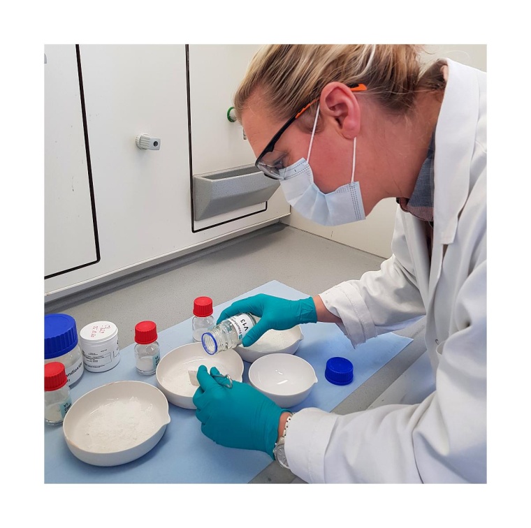 Herstellung von kupferdotiertem Titandioxid-Photokatalysatoren interkalliert in...