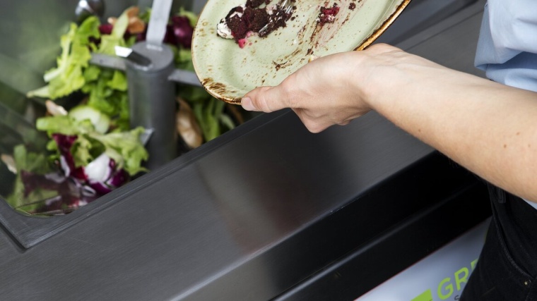 Food Waste wandert in ein Food Waste System. Foto: Meiko