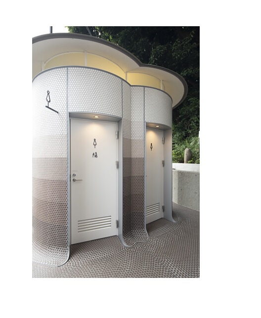 Die Außenwände der „drei Pilze“ wurden mit maßgefertigten Mosaikfliesen...