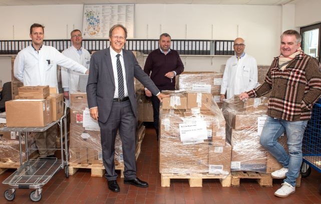 In der UK-Apotheke vor dem LKW-Transport: (v.l.) PD Mathaei, Oberarzt der...