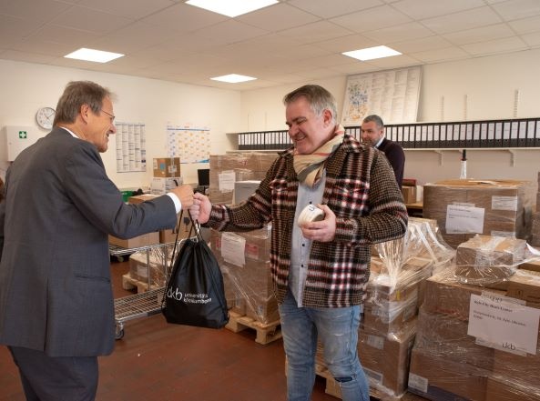(v.l.) Prof. Wolfgang Holzgreve bedankt sich bei Fahrer Viktor Harms mit einem...