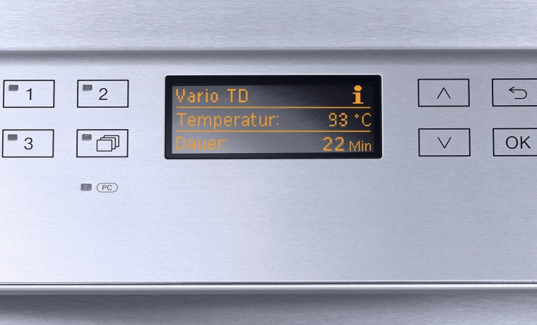 Ein thermisches Desinfektionssystem aus dem Medizinbereich entfernt im...