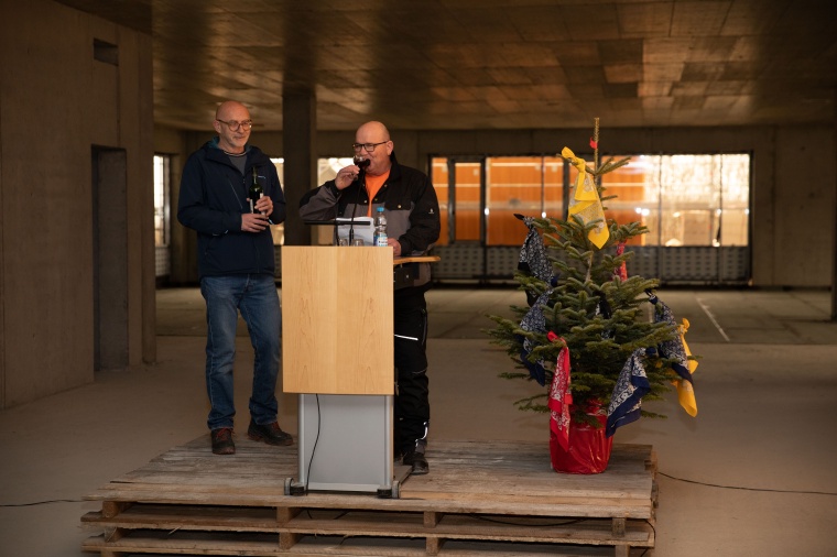 Polier Alexander Armster (re.) und Bauleiter Hans-Jürgen Scharpf von der...
