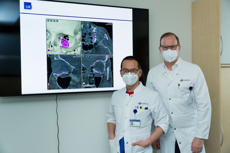 Dr. Shih-Jan Chin und Prof. Dr. Dr. Ralf Smeets (v.l.) erforschen die...