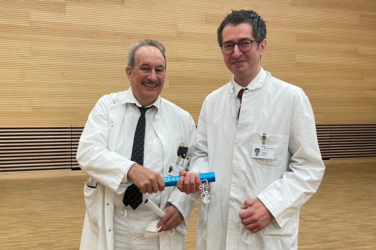 „Gutes Gelingen“: Prof. Jens Rassweiler (links) übergibt den Staffelstab...