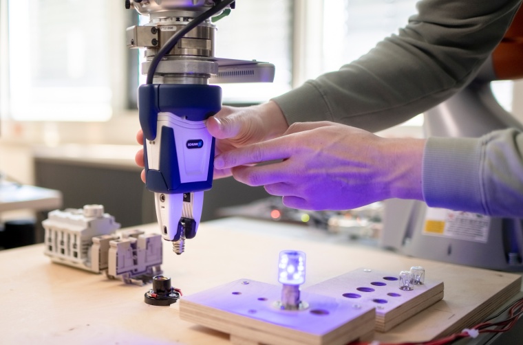 In der Entwicklung transparenter, sicherer und robuster KI-Systeme konzentriert...