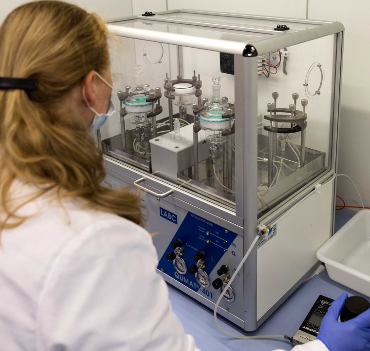 Im AMPri-Labor werden Schutzhandschuhe auf vielfältige Weise getestet, im...