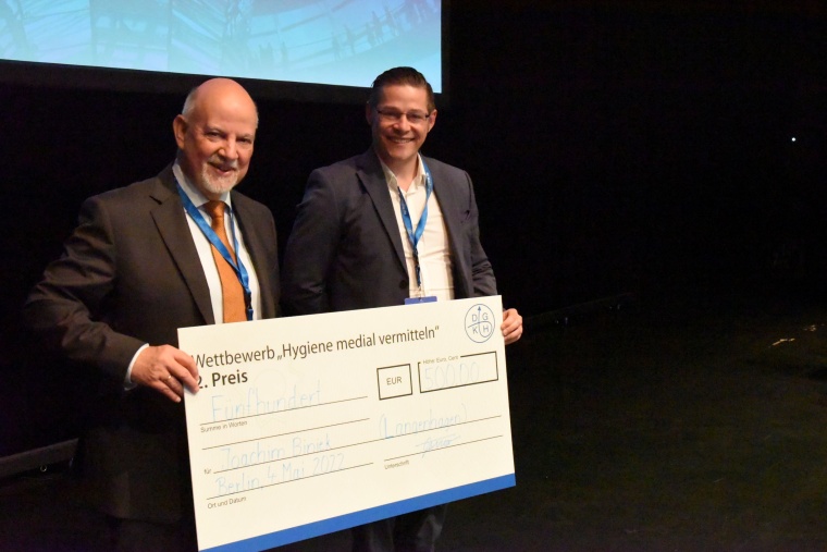 Joachim-Peter Biniek nahm den zweiten Preis von DGKH-Präsident Prof. Dr. ...
