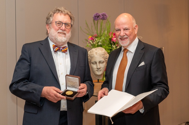 Verleihung Hygieia Medaille: Prof. Thomas Mertens (links) und Prof. Martin...