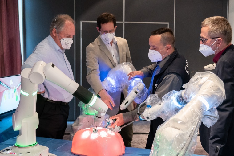 Chirurgen machen sich mit den Funktionen des roboter-assistierten...