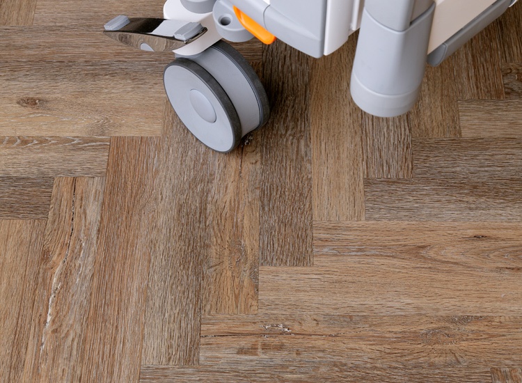 Designboden in hygienischer und warmer Holzoptik. Foto: Project Floors