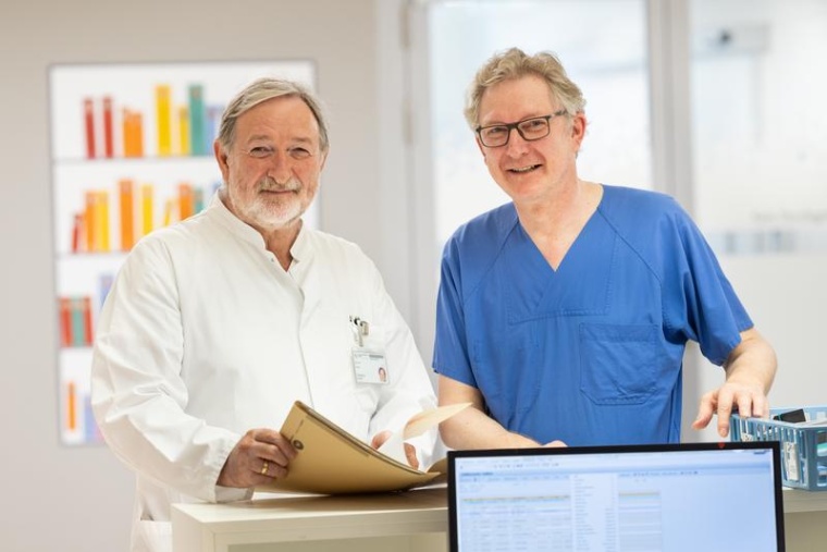 Oberarzt Dr. Wolfgang Köhler (l.) von der Klinik und Poliklinik für...