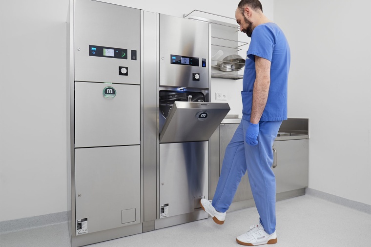 Kontaktlos: Die Automatiktür lässt sich per Fußtaster oder Handsensor...