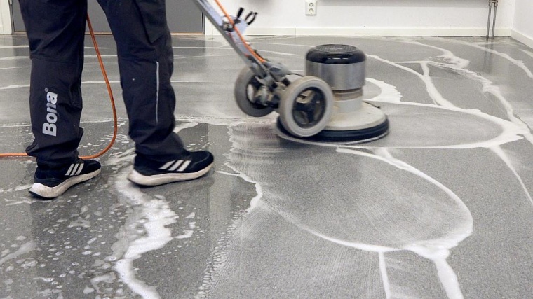 Die alte Trittschicht wird mit Spezialmaschinen entfernt und danach wieder neu...